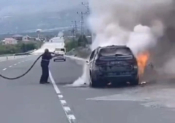 Seyir halindeyken yanan lüks araç küle döndü