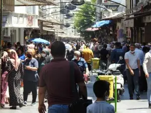 SICAĞA VE PANDEMİYE RAĞMEN ÇARŞIDAKİ YOĞUNLUK PES DEDİRTTİ