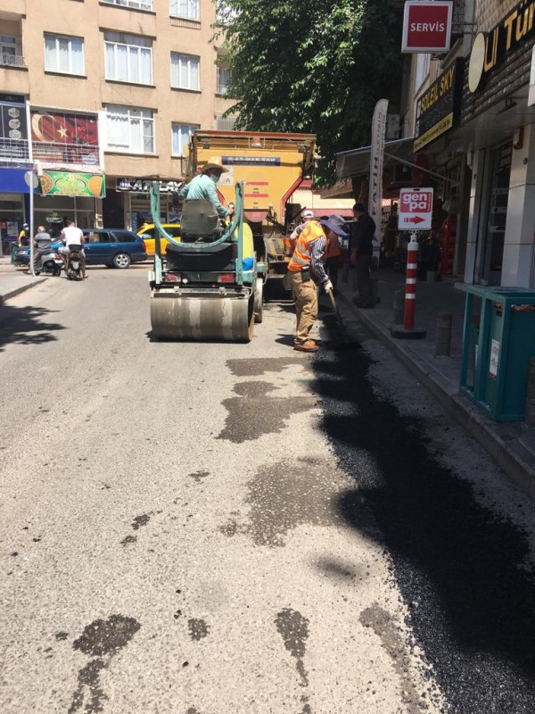 SICAK HAVAYA RAĞMEN ASFALT YAMA ÇALIŞMASI