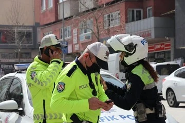 Sigortası ve muayenesi olmayan araca işlem yapan polisi tehdit ettiler