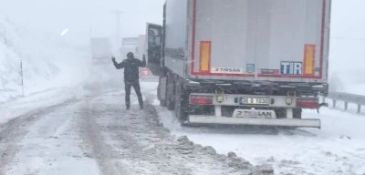 Sivas'ta kar yolları kapattı, hazırlıksız sürücüler yolda kaldı