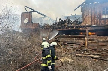 Sobadan çıkan yangın iki katlı ahşap evi küle çevirdi