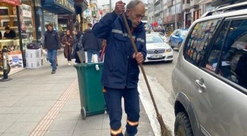 Sokakta temizlik yapan görevliyi darp ettiler