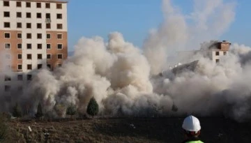 Son binalar da dinamitle patlatılarak yıkıldı