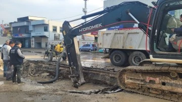 Su borusu patladı, yollar nehre döndü