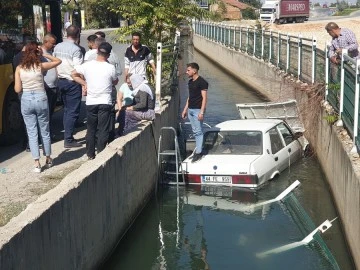 Sulama kanalına uçan araçtaki 2 kişiyi vatandaşlar kurtardı