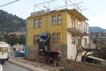 Sürekli kazaya karışan otomobilini binaya astı