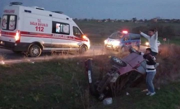 Takla atan aracın altından sağ salim çıktı, arkadaşını sırtına alıp poz verdi