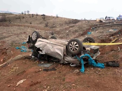 Takla atan otomobil şarampole yuvarlandı: 1 ölü, 3 yaralı