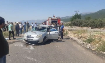 Taklalar atarak ters dönen araçtan burnu bile kanamadan çıktılar