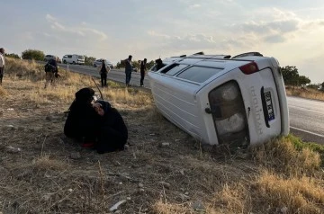 Tarım işçilerini taşıyan minibüs devrildi: 2 yaralı