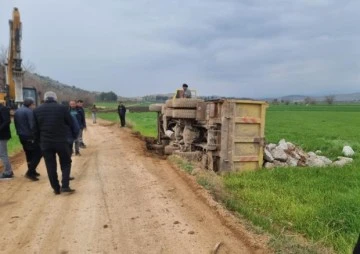 Taş yüklü kamyon devrildi