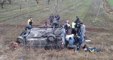 Tekeri patlayan otomobil şarampole uçtu: 8 yaralı