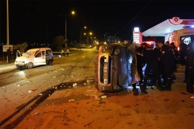 Ters yöne girdi, karşıdan gelen araçla çarpıştı: 1 ölü, 2 yaralı