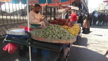 Tezgaha çıkartılan çağla 100 liradan satılıyor