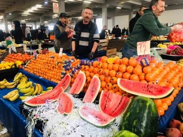 Tezgahta yerini alan yılın ilk karpuzu, dilimle satışa sunuldu