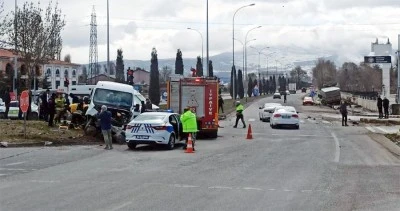 Tır ile kamyonet çarpıştı: 1 ölü, 2 yaralı