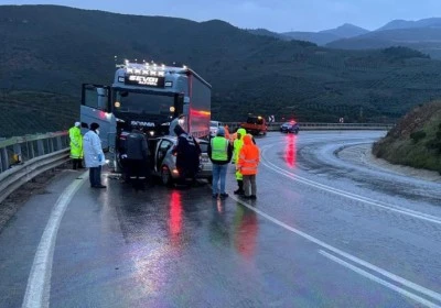 Tır ile otomobil kafa kafaya çarpıştı: 1 ölü, 2 yaralı