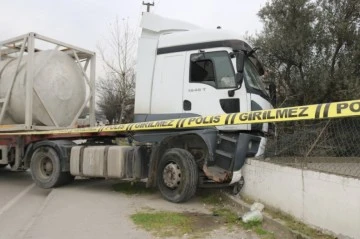 Tır sürücüsü direksiyon başında kalp krizi geçirdi, faciadan dönüldü