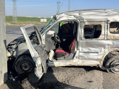 Tıra çarpan kamyonet sürücüsü hayatını kaybetti