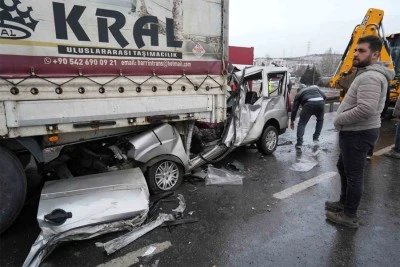 Tırın altına giren araç hurdaya döndü: 1 ölü