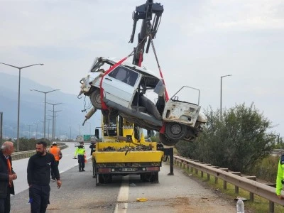 Tırla otomobil çarpıştı: 2 ölü 1 yaralı