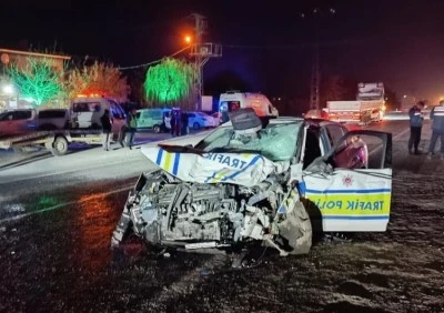 Trafik kazası: 1 ölü, 2'si polis 3 yaralı