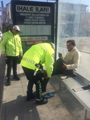 TRAFİK POLİSİ'NDEN ÖRNEK DAVRANIŞ!