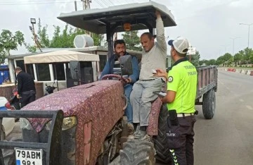 Trafik polisleri traktör sürücülerini bilgilendirdi 