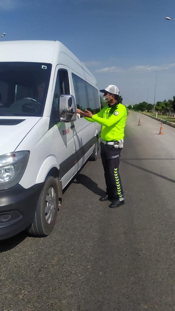 TRAFİK POLİSLERİNDEN BROŞÜRLÜ UYARI