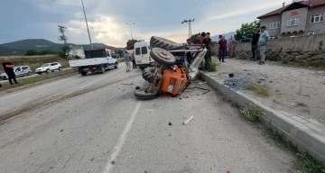 Traktör minibüsle çarpıştı: 1 ölü, 1 yaralı