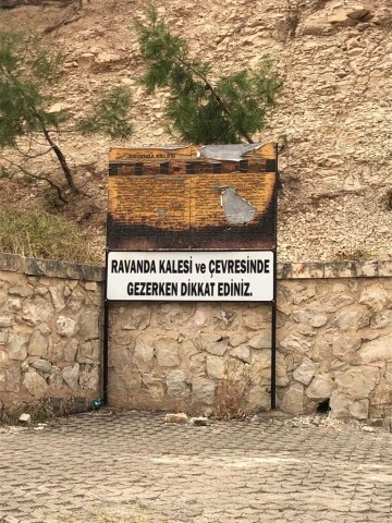 Turistlerin gezdiği Ravanda Kalesinin içler acısı tabelası