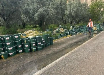 Turşu yüklü tır devrildi