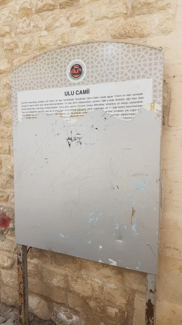 Ulu Camii’nin, tanıtım tabelasının içler acısı hali