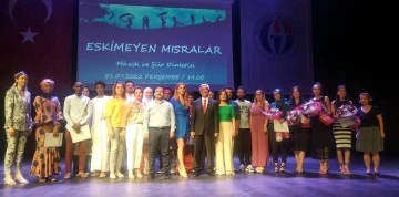 ULUSLARARASI ÖĞRENCİLERDEN TÜRKÇE ŞİİR DİNLETİSİ