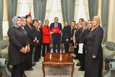 Vali  Şahin, Kadın Kolları Başkanı Üstündağ'ı kabul etti