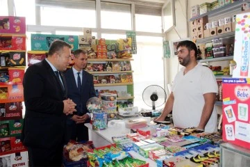 Vali Şahin okul çevresindeki esnaflara hal hatır sordu