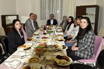 Vali Soytürk, Ayyıldız Çocuk Evinde gençlerle iftar yaptı