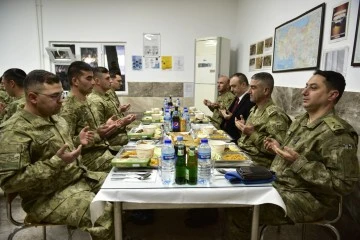 Vali Soytürk, sınır hattında Mehmetçikle iftar yaptı