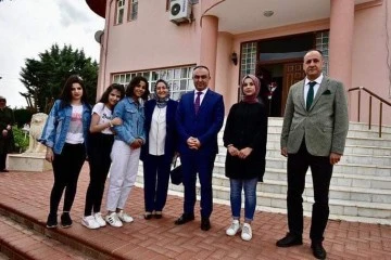 Vali Soytürk ve eşi, bayramda çocuk evlerinde kalan gençleri unutmadı