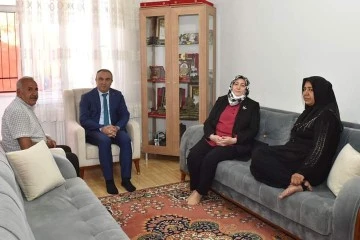 Vali Soytürk ve eşinden şehit ailesine ziyaret