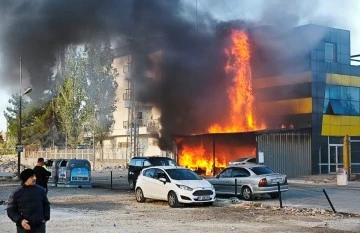 Yangın paniği! Park halindeki 5 araç küle döndü