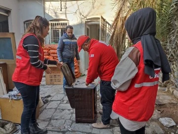 Yangında tüm eşyaları yanan aileye Kızılay destek çıktı