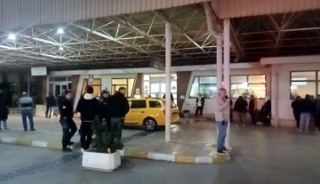 Yardım istediği polis memurunu tabancayla vurdu