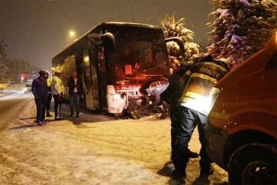 Yolcu otobüsü ile otomobil çarpıştı