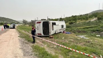 Yolcu taşıyan midibüs devrildi: 1 ölü, 7 yaralı