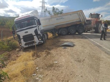 YOLDAN ÇIKAN TIR VİNÇ YARDIMI İLE ÇIKARILDI