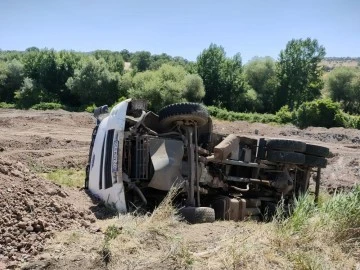 Yük boşaltan kamyon şarampole devrildi