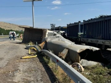 Yük treni ile hafriyat kamyonu çarpıştı: 1 ölü, 3 yaralı