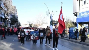 Yüzlerce vatandaş şehitler için yürüdü